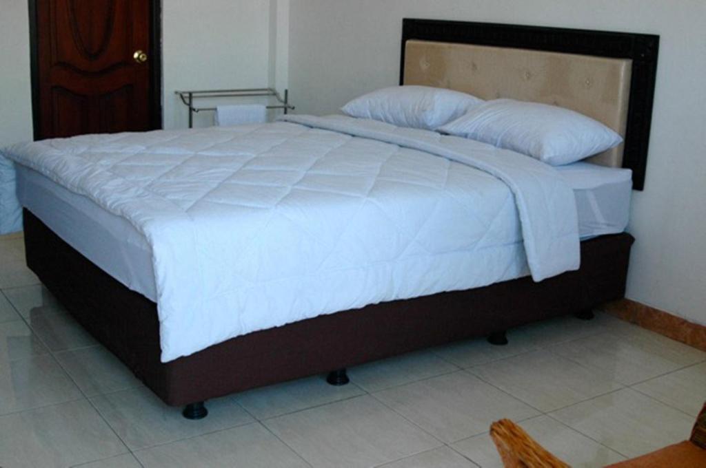 Hotel Sinar Tambolaka Waingapu Δωμάτιο φωτογραφία